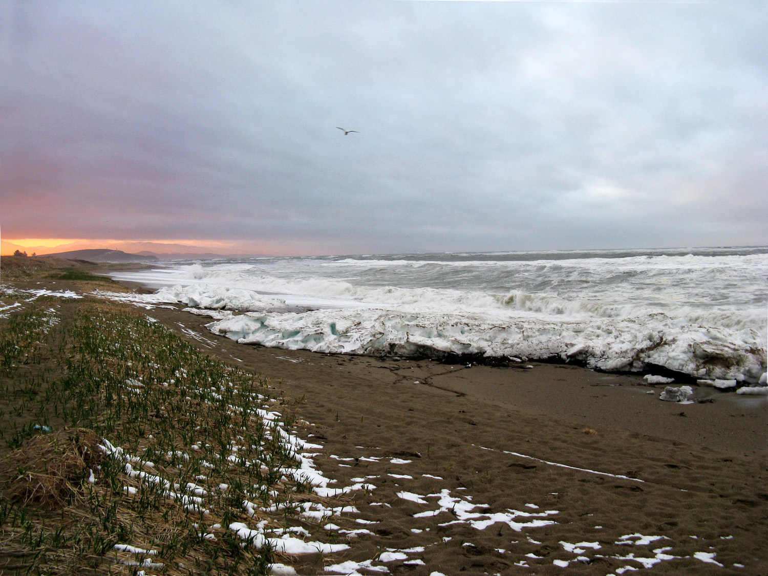 Берег острова Сахалин.  Остатки ледяных торосов на Охотском море.