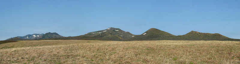 Остров Итуруп, полуостров Медвежий. Слева-направо: хребет Крубера, гора Добрынина, гора Торная.