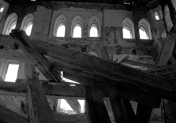 В жилой части замка Храповицкого. Перекрытия рухнули полностью, несмотря на монументальность деревянных балок...