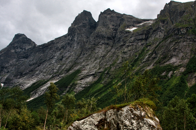 Норвегия, Мёре-о-Ромсдал, Истрадален, вершины Bispen, Kongen и Dronnonga. Norway, M&#248;re-og-Romsdal, Istradalen, Bispen, Kongen and Dronninga summits