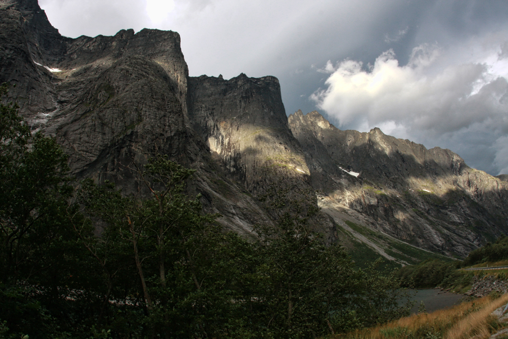 Норвегия, Мёре-о-Ромсдал, Стена Троллей. Norway, M&#248;re-og-Romsdal, Trollwall (Trollveggen)