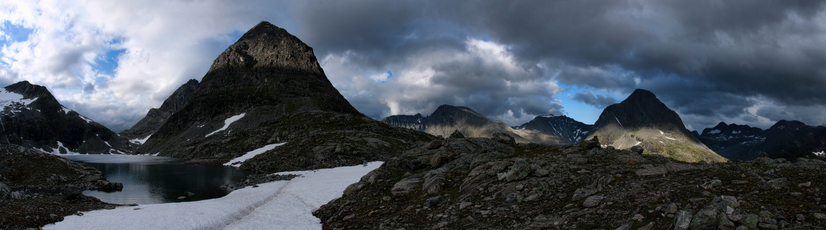 Норвегия, Мёре-о-Ромсдал, Озеро Bispenvatnet. Norway, M&#248;re-og-Romsdal, Bispenvatvet lake