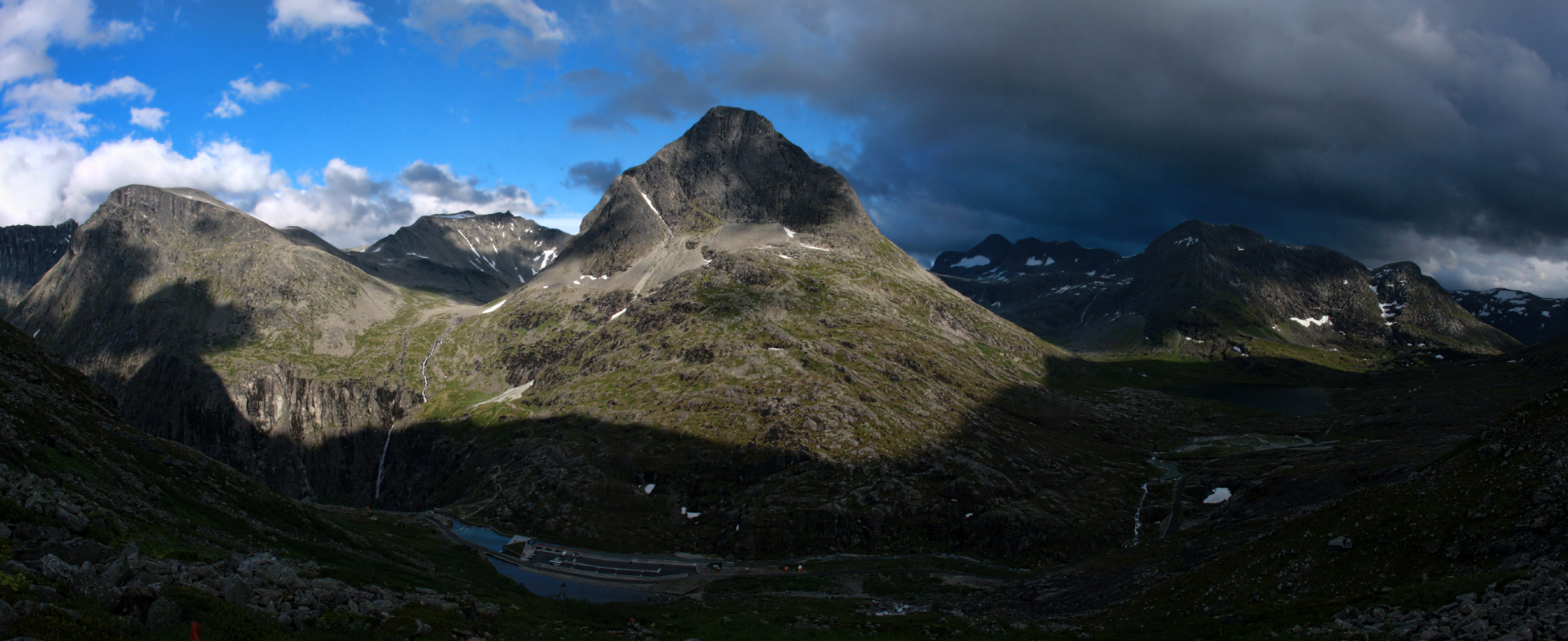 Норвегия, Мёре-о-Ромсдал, Истердален, вид с озера Bispenvatnet. Norway, M&#248;re-og-Romsdal, Isterdalen, view from Bispenvatnet