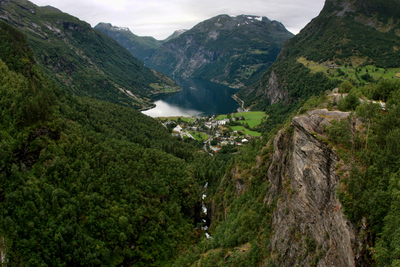 Норвегия, Мёре-о-Ромсдал, Гейрангерфьорд, вид с Флидалхюве. Norway, M&#248;re-og-Romsdal, view from Flydalsjuvet