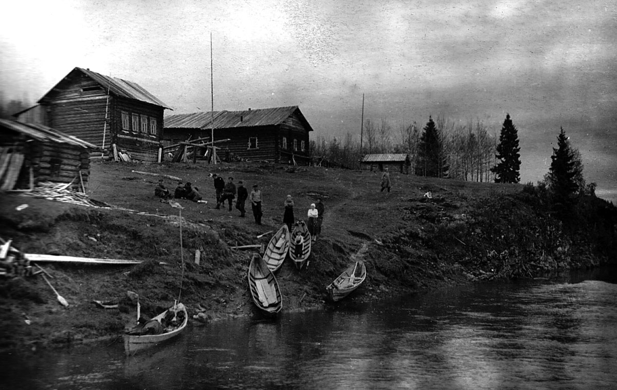 В поселке Якша. Архивная фотография.