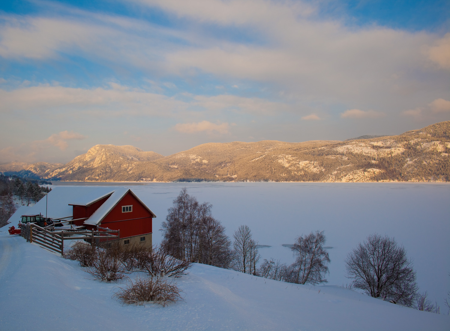 Озеро Тинн. На берегу живут норвеги.