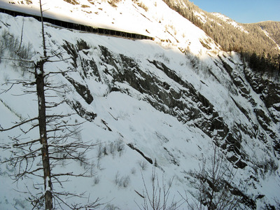 Juledagsfossen WI 4. Верхняя станция прямо на опорах тоннеля.