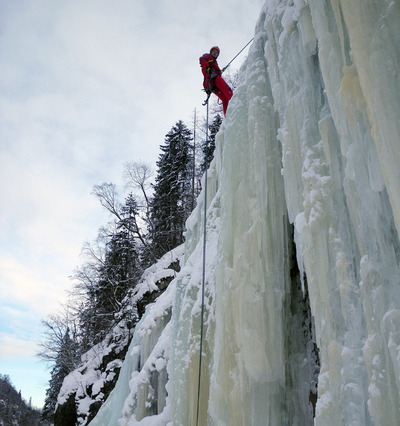 Дюльфер с одной из сосулек в Lower Gorge.