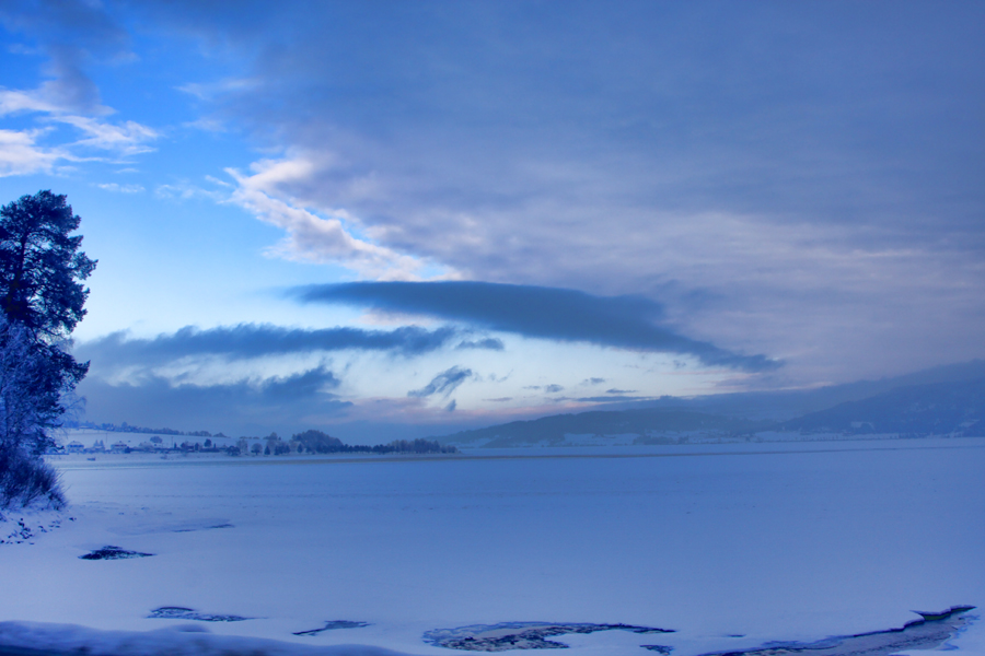 Лед на озере Тинн.