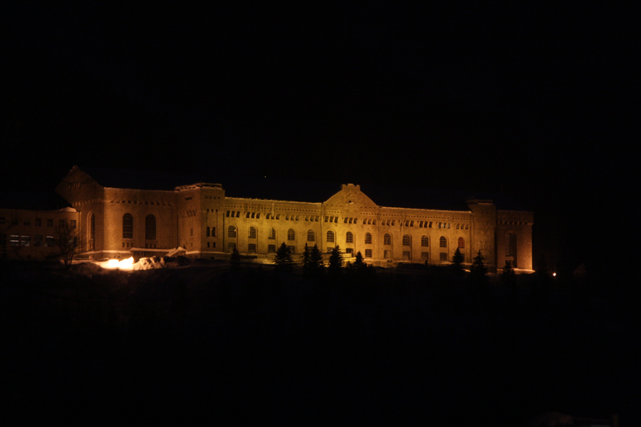 Здание электростанции Vemork ночью.