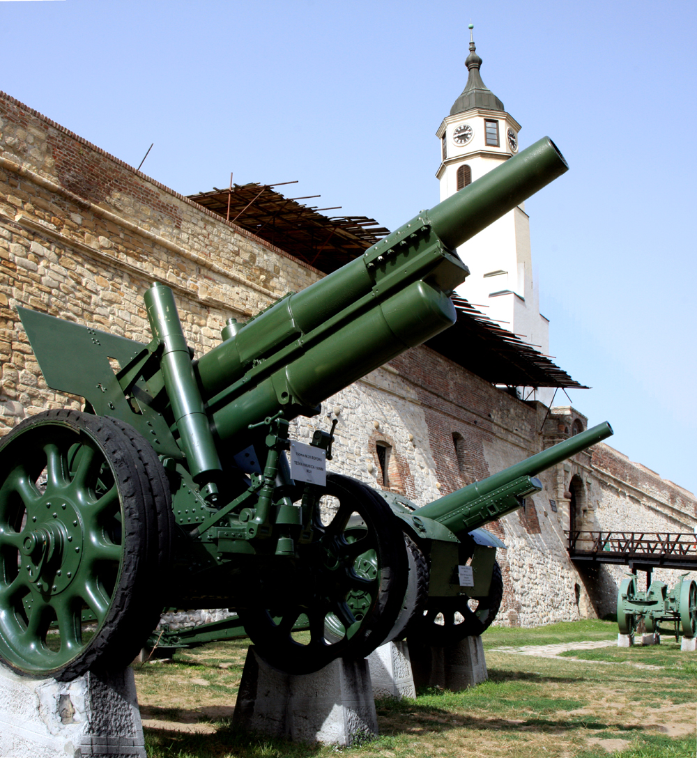 Военная техника в белградской крепости.