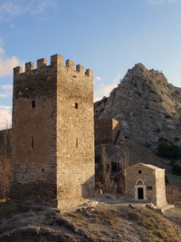 Генуэзская Крепость. Сторожевая башня, расположена со стороны горы Болван.