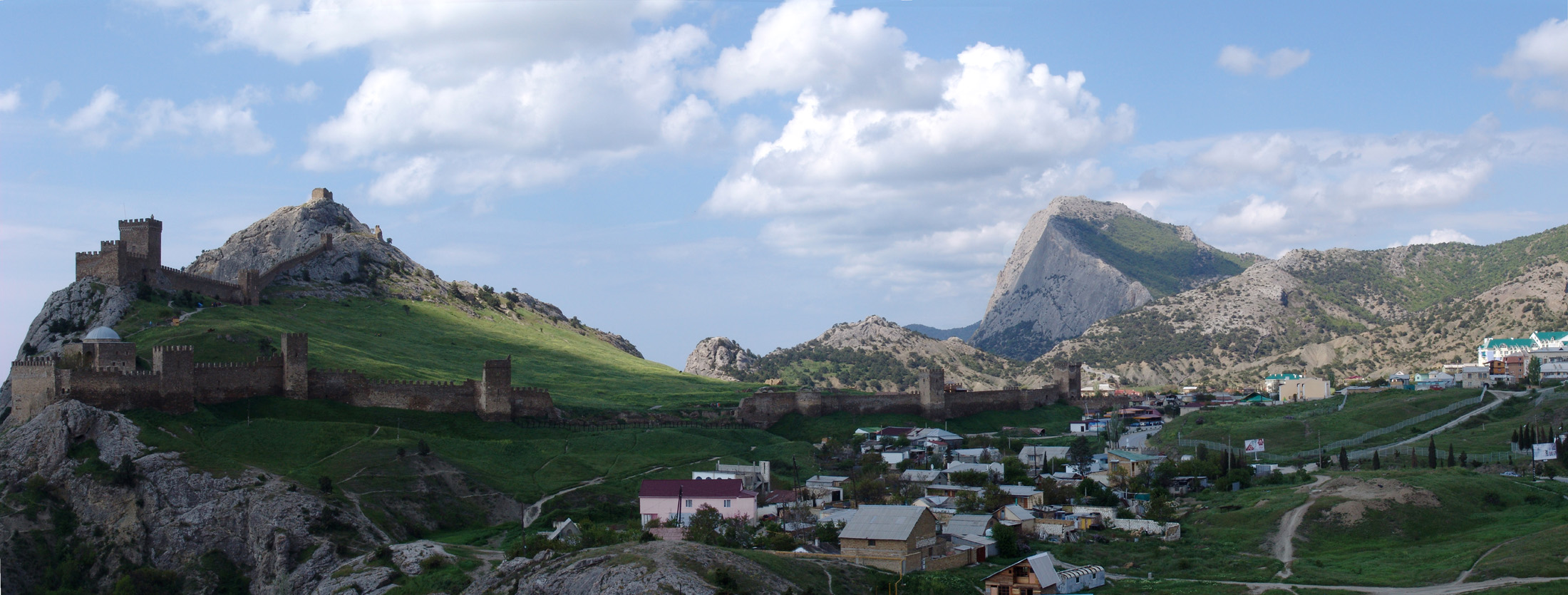 Панорама Генуэзской Крепости и Судака. На заднем плане хорошо видна гора Сокол.