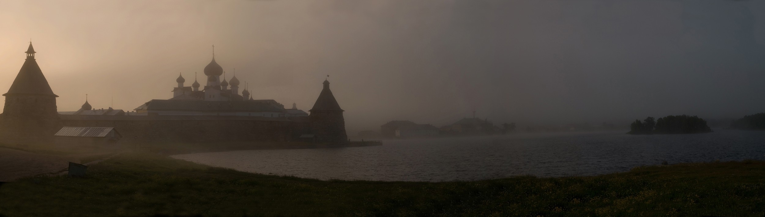 Монастырь. На рассвете. Туман, холодно и красиво.