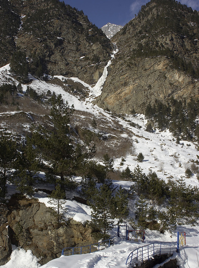 Ледовый каскад Айхва. Расположен на южном склоне Дигорского ущелья, в прямой видимости от альплагеря Таймази.