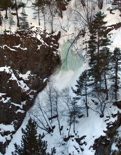 Ледовый каскад Зубовый. Расположен в кулуаре, на правой стене каньона реки Урух.