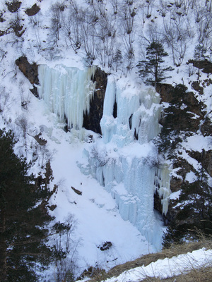 Ледовый каскад "Душик Ада". Расположен на правой стене каньона реки Урух, примерно в двух километрах от альплагеря Таймази.