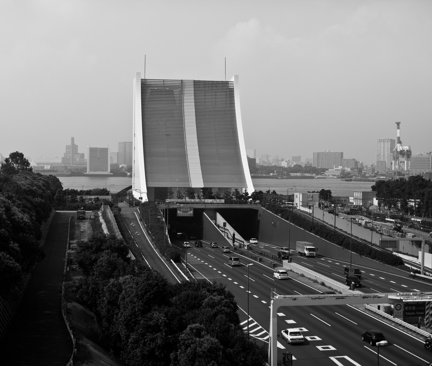 Тоннель. Хайвей спускается под залив Tokyo Bay.