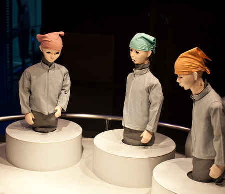 Резиновые роботы в музее Мираикан. Они умеют говорить по-японски и жутко шевелить рожами.