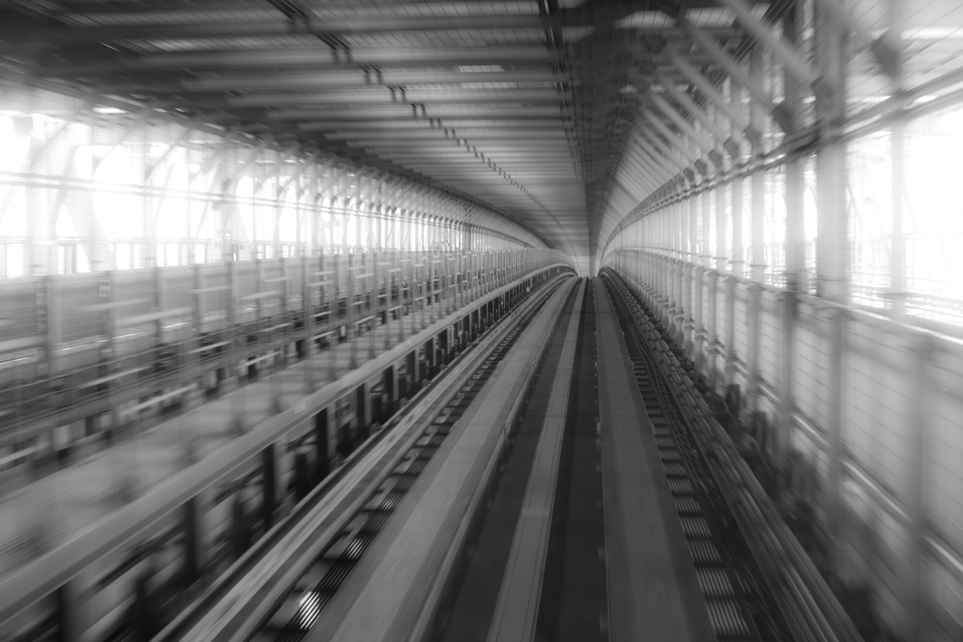 Rainbow Bridge. Вид из кабины поезда Yurikamome. Фотограф сидит на месте машиниста, которого там ваще нету :)