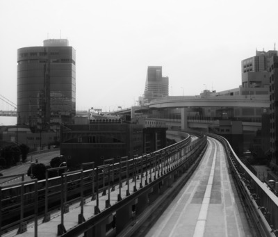 Эстакада Yurikamome line. На заднем плане чудовищная четырехуровневая развязка у Rainbow Bridge.