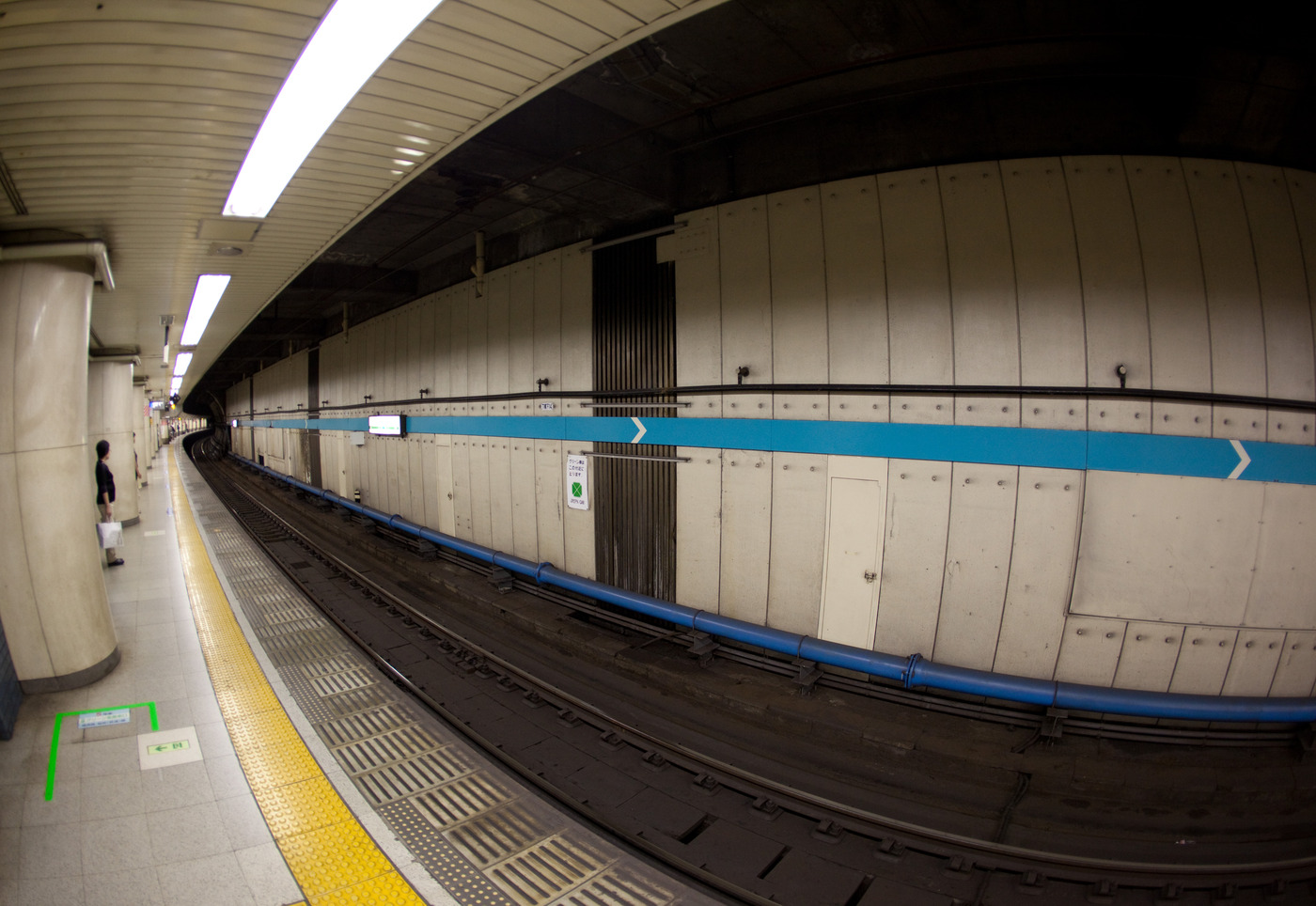 Токийское метро. Длинющий перон на станции Shimbashi, Yokosuka line.
