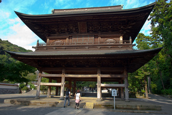 Храм Энгаку Дзи. Главные ворота храма.
