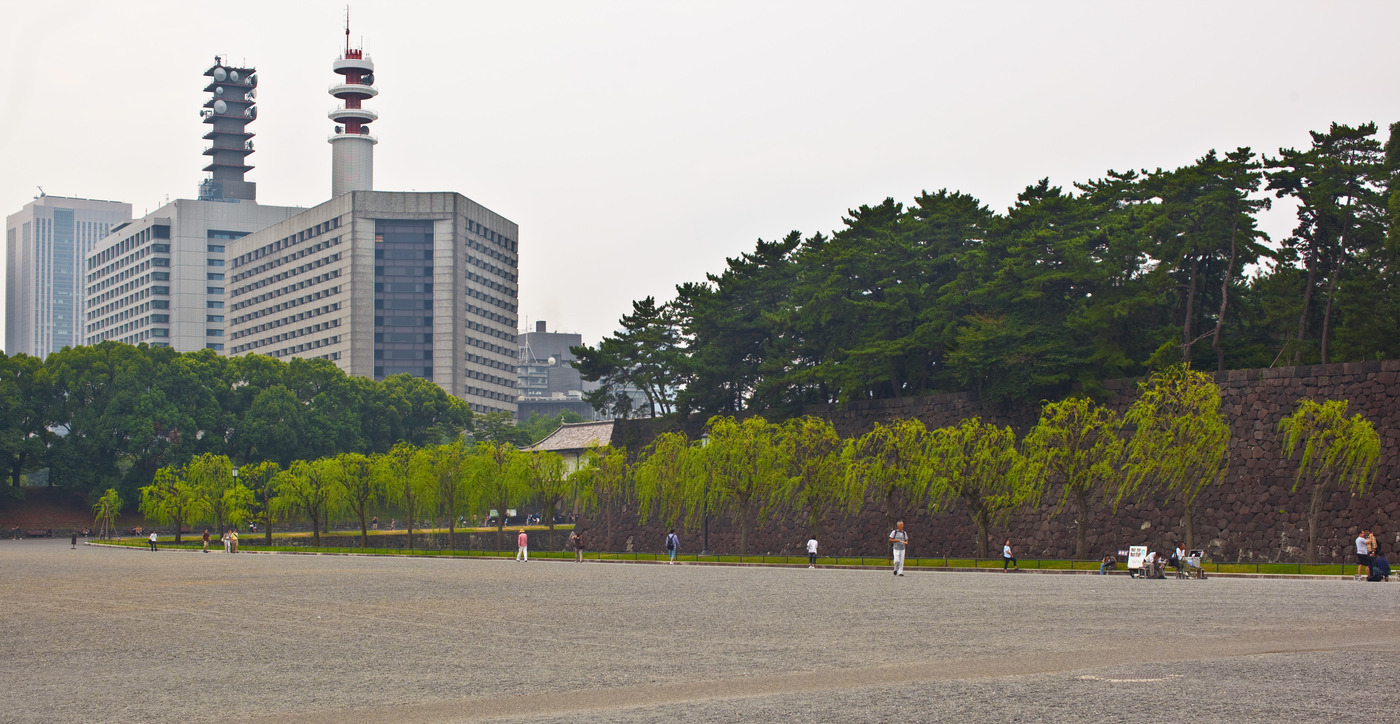 Кусочек парка у императорского дворца.