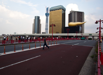 Мост через Sumida River. На заднем плане торчит штаб квартира пивоваренной компании Asashi и новая токийская телебашня.