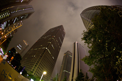 Shinjuku. Токийские небоскребы, вид снизу.