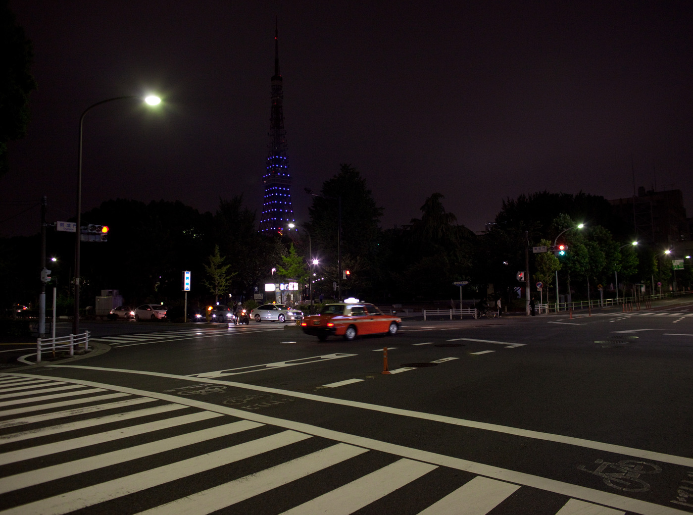 Токийская телебашня. Фиолетовый вариант подсветки.
