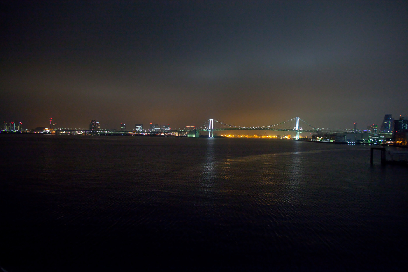 Rainbow Bridge. Вид ночью на Токийский залив и Радужный мост.