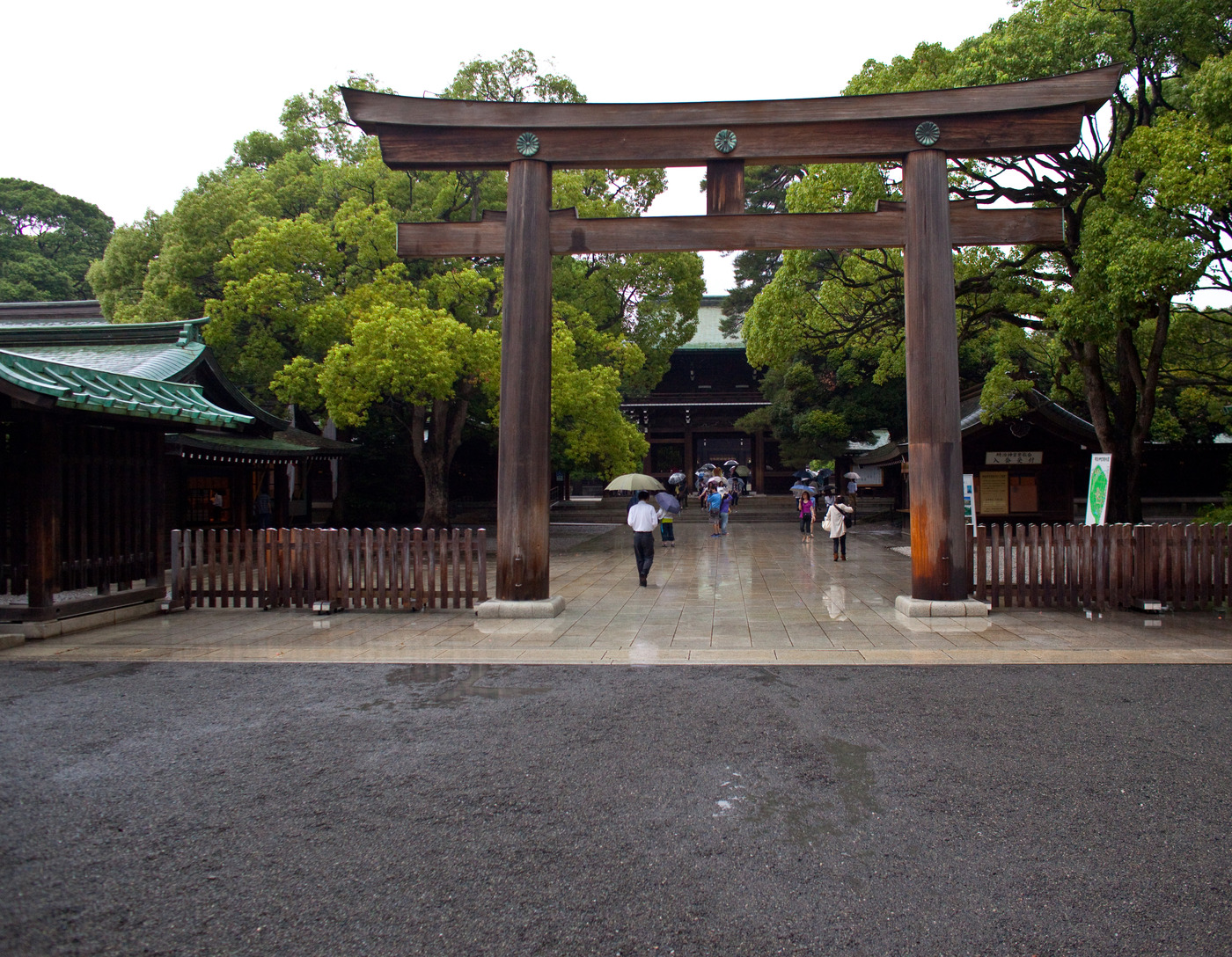 Meiji Shrine. Тории на входе в центральный храм.