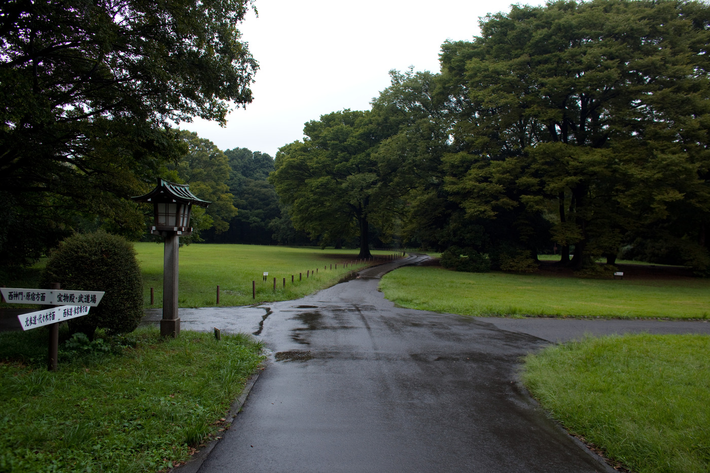 Meiji Shrine. Перекресток в парке-храме.