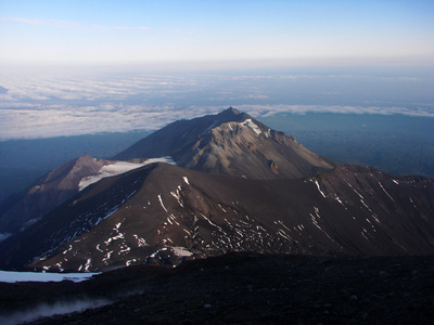 Спуск на перевал Узловой. Вид на вершину Узловую и Козельский вулкан