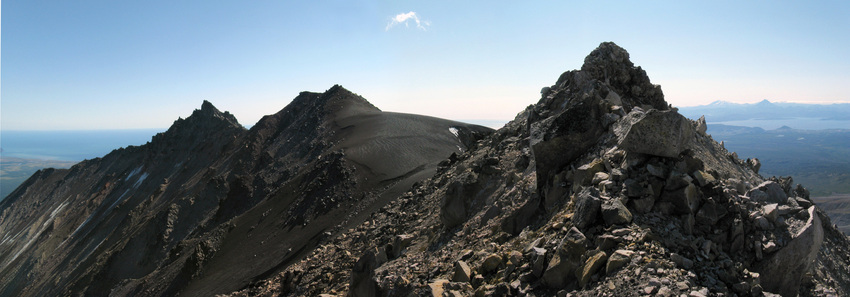 Козельский вулкан - последняя часть траверса. Вдалеке видны вершины Купол и Зуб