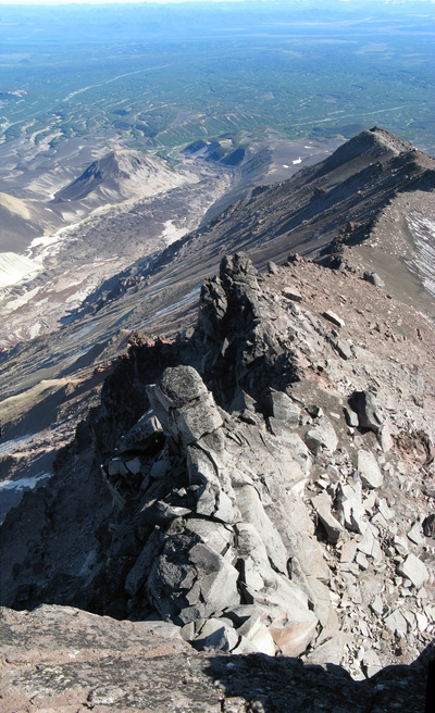 Восточный гребень Козельского вулкана. Вид с вершины, спуск вправо