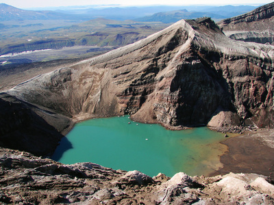 Один из кратеров вулкана Горелый.