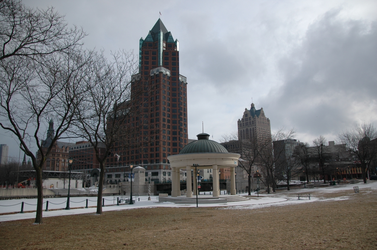 Milwaukee River в центре города и беседка, в которой выступают ингода музыканты.