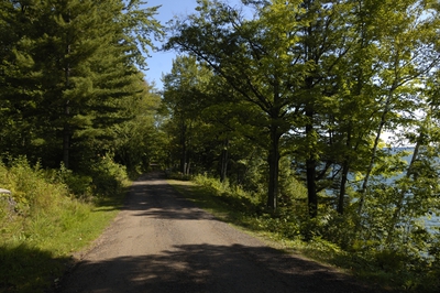 Dayriple Campground, вдали справа виднеется один из сайтов над обрывом.