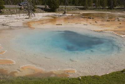 Upper geyser basin - кислотное озеро.