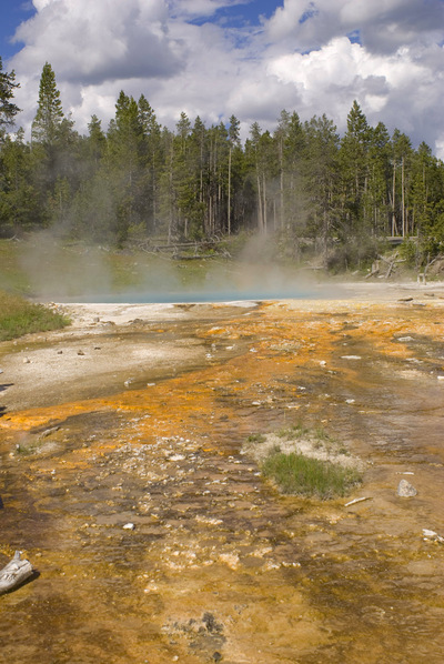 Upper geyser basin - кислотное озеро.